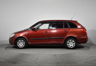 Подержанный автомобиль Skoda Fabia Wagon 2008 года (8 фото)