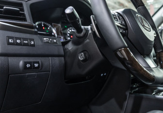 Подержанный автомобиль Lexus LX 2015 года (25 фото)
