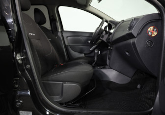 Подержанный автомобиль Renault Sandero 2017 года (21 фото)
