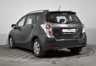 Подержанный автомобиль Toyota Verso 2010 года (7 фото)