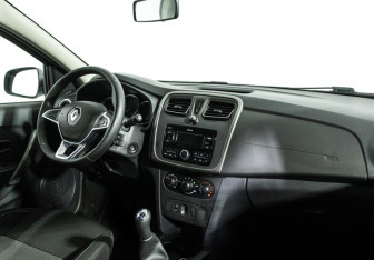 Подержанный автомобиль Renault Sandero 2020 года (9 фото)