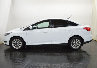 Подержанный автомобиль Ford Focus Sedan 2017 года (8 фото)