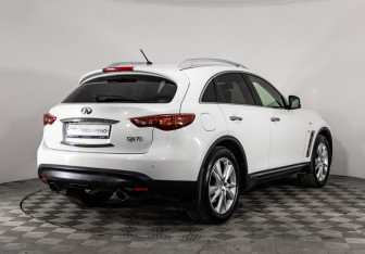 Подержанный автомобиль Infiniti QX70 2013 года (5 фото)
