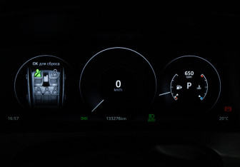 Подержанный автомобиль Jaguar F-Pace 2016 года (12 фото)