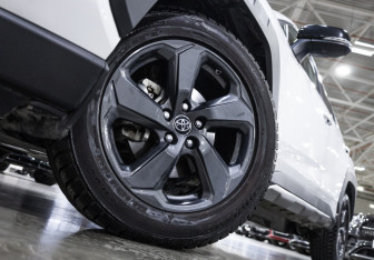 Подержанный автомобиль Toyota RAV4 2022 года (3 фото)