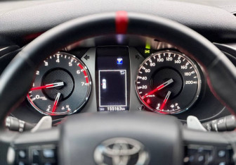 Подержанный автомобиль Toyota Hilux 2022 года (18 фото)