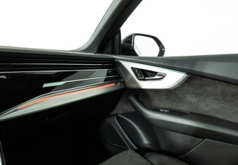 Подержанный автомобиль Audi Q8 2019 года (21 фото)