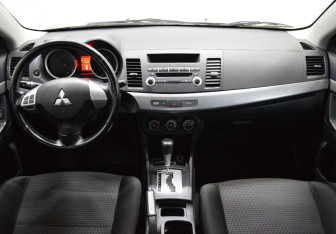 Подержанный автомобиль Mitsubishi Lancer Sedan 2010 года (14 фото)