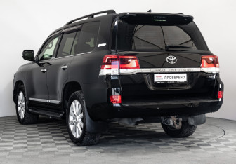 Подержанный автомобиль Toyota Land Cruiser Suv 2017 года (7 фото)