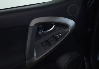 Подержанный автомобиль Toyota RAV4 2011 года (19 фото)