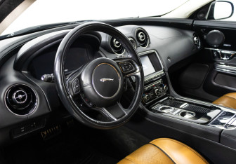 Подержанный автомобиль Jaguar XJ 2016 года (54 фото)