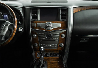 Подержанный автомобиль Infiniti QX80 2017 года (14 фото)