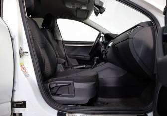 Подержанный автомобиль Skoda Octavia Liftback 2018 года (19 фото)