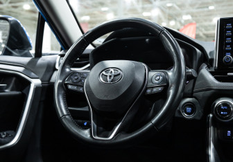 Подержанный автомобиль Toyota RAV4 2020 года (12 фото)