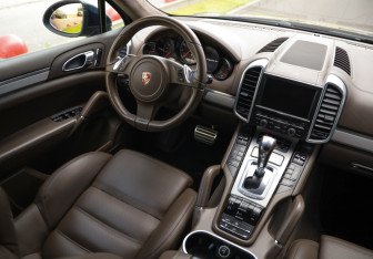 Подержанный автомобиль Porsche Cayenne 2010 года (10 фото)