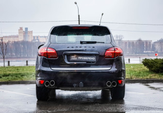 Подержанный автомобиль Porsche Cayenne 2011 года (8 фото)