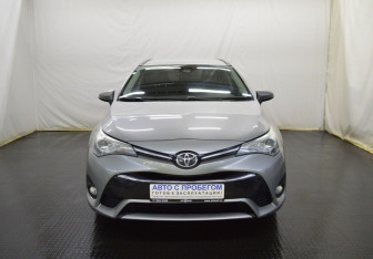 Подержанный автомобиль Toyota Avensis Wagon 2016 года (2 фото)