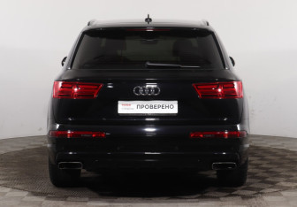 Подержанный автомобиль Audi Q7 2015 года (11 фото)