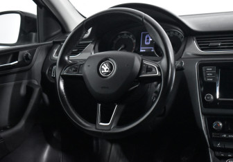 Подержанный автомобиль Skoda Rapid Liftback 2017 года (14 фото)