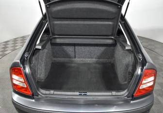Подержанный автомобиль Skoda Octavia Liftback 2009 года (17 фото)