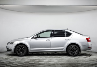 Подержанный автомобиль Skoda Octavia Liftback 2018 года (8 фото)