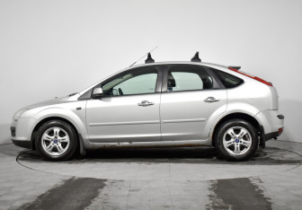 Подержанный автомобиль Ford Focus Hatchback 2006 года (8 фото)