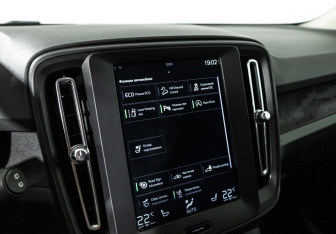 Подержанный автомобиль Volvo XC40 2019 года (15 фото)