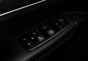 Подержанный автомобиль Jeep Grand Cherokee 2014 года (17 фото)