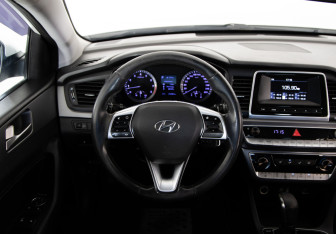 Подержанный автомобиль Hyundai Sonata 2019 года (10 фото)