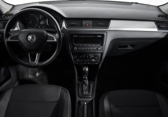Подержанный автомобиль Skoda Rapid Liftback 2014 года (14 фото)