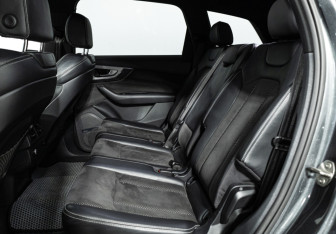 Подержанный автомобиль Audi Q7 2016 года (10 фото)