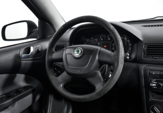 Подержанный автомобиль Skoda Octavia Liftback 2010 года (14 фото)