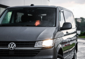 Подержанный автомобиль Volkswagen Caravelle 2020 года (2 фото)
