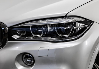 Подержанный автомобиль BMW X5 2015 года (10 фото)