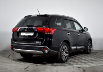 Подержанный автомобиль Mitsubishi Outlander 2016 года (5 фото)