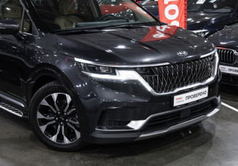Подержанный автомобиль Kia Carnival 2021 года (6 фото)