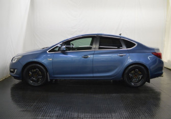 Подержанный автомобиль Opel Astra Sedan 2012 года (8 фото)