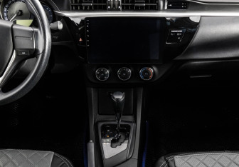 Подержанный автомобиль Toyota Corolla Sedan 2013 года (14 фото)