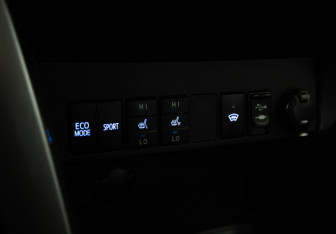 Подержанный автомобиль Toyota RAV4 2016 года (15 фото)