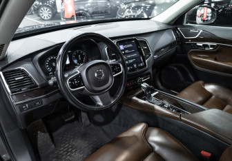 Подержанный автомобиль Volvo XC90 2018 года (14 фото)