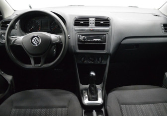 Подержанный автомобиль Volkswagen Polo Sedan 2016 года (14 фото)