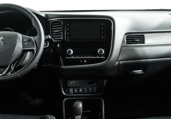 Подержанный автомобиль Mitsubishi Outlander 2020 года (14 фото)