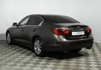 Подержанный автомобиль Infiniti Q50 2016 года (7 фото)