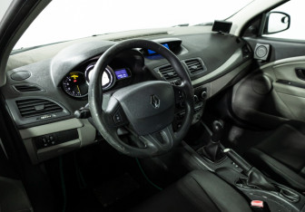 Подержанный автомобиль Renault Megane Hatchback 2010 года (11 фото)