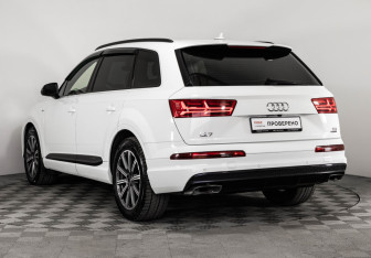 Подержанный автомобиль Audi Q7 2016 года (7 фото)