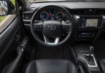 Подержанный автомобиль Toyota Fortuner 2020 года (11 фото)