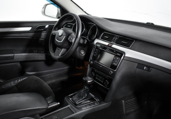 Подержанный автомобиль Skoda Superb Liftback 2011 года (14 фото)