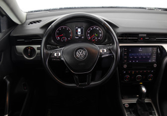 Подержанный автомобиль Volkswagen Passat Sedan 2020 года (10 фото)