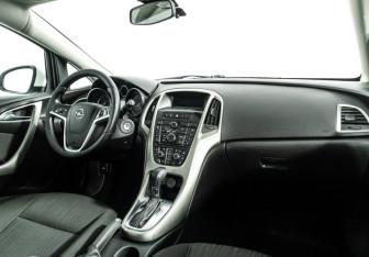 Подержанный автомобиль Opel Astra Hatchback 2012 года (9 фото)