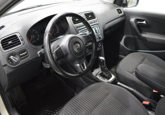 Подержанный автомобиль Volkswagen Polo Sedan 2013 года (10 фото)